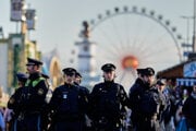 Nemeckí policajti hliadkujú v uliciach.