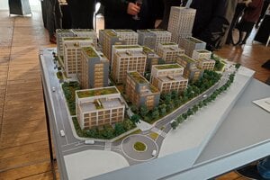Pohľad od Starej spišskej cesty - vľavo na snímke budúca prepojovacia komunikácia medzi Watsonovou a Sládkovičovou ulicou s pokračovaním na Starú spišskú cestu.