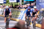Viktória Chladoňová (vpravo) v šprinte o medaily v pretekoch U23 na ME v cyklistike 2025.
