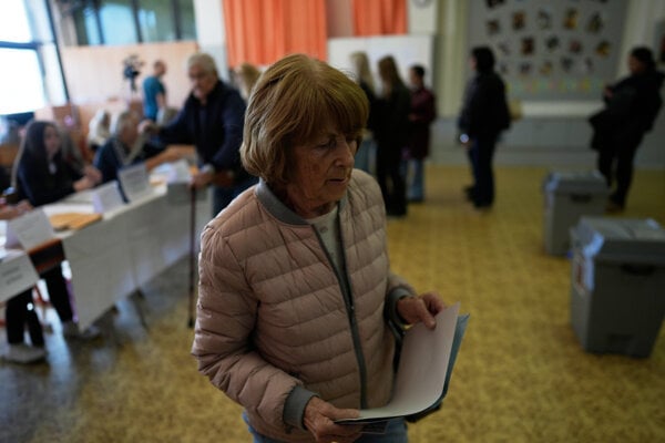 Volička v Ostrave si pripravuje hlasovací lístok.