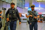 Nemecká polícia hliadkuje na letisku v Mníchove.