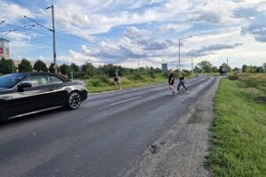 Bežná realita: kým autá nejdú, chodci a cyklisti prebehnú cez cestu.