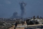 Dym stúpa z Gaza City po izraelskom útoku.