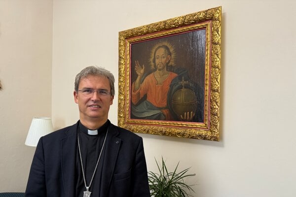 Spišský biskup František Trstenský. V pozadí je jeho obľúbený obraz. Je na ňom Ježiš Kristus, ktorý má väčšie ľavé ucho ako symbol toho, že načúva. "Aj ja chcem načúvať ľudí," komentuje obraz Trstenský. 