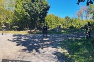 Polícia prehľadávala okolie. Zbraň našla. 