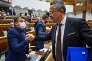 Minister financií SR Ladislav Kamenický odchádza po hlasovaní o konsolidačnom balíku počas 39. schôdze Národnej radySR v Bratislave v 24. septembra 2025.