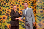 Dánska premiérka Mette Frederiksen (vľavo) víta grónskeho premiéra Jensa-Frederika Nielsena.