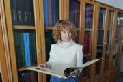 Petra Gordíková v bádateľskej knižnici v Prievidzi.