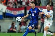 Ivan Perišič (vľavo) a Vladimír Coufal v zápase Chorvátsko - Česko v kvalifikácii MS 2026. 