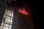 V jednom z bytových domov v Sásovej v Banskej Bystrici vypukol rozsiahly požiar.