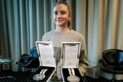 Slovenská cyklistka Viktória Chladoňová pózuje so striebornými medailami z MS v Kigali 2025.