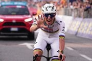 Tadej Pogačar oslavuje piaty triumf na pretekoch Okolo Lombardie