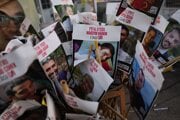 Fotografie rukojemníkov zadržiavaných Hamasom.