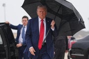 Americký prezident Donald Trump nastupuje do lietadla smerujúceho do Izraela.