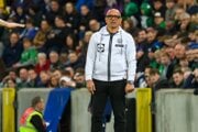Tréner slovenskej futbalovej reprezentácie Francesco Calzona reaguje počas zápasu A-skupiny európskej kvalifikácie MS2026 vo futbale mužov Severné Írsko - Slovensko.