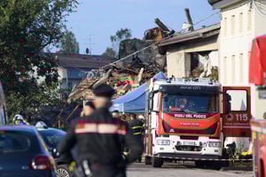 Hasiči na mieste nešťastia. 