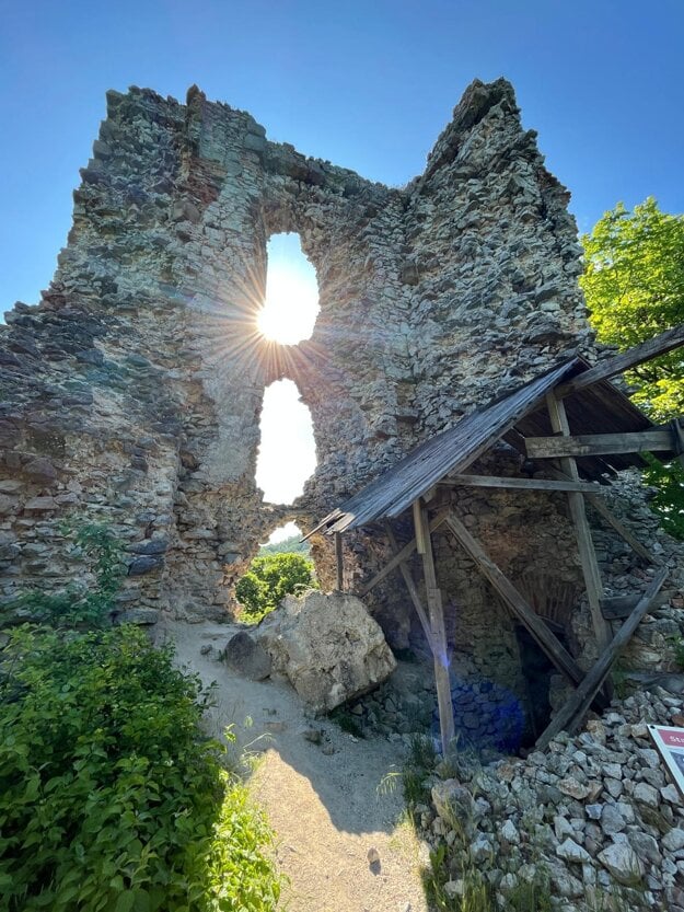 Časť zrúcaniny hradu Dobrá Voda. (zdroj: (TK))