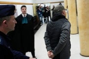 Volodymyra Z. privádzajú na súd.