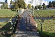 Deravá a hrdzavá. Takto vyzerala stará lávka pred demontovaním. 