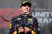 Max Verstappen s trofejou pre víťaza Veľkej ceny USA 2025.