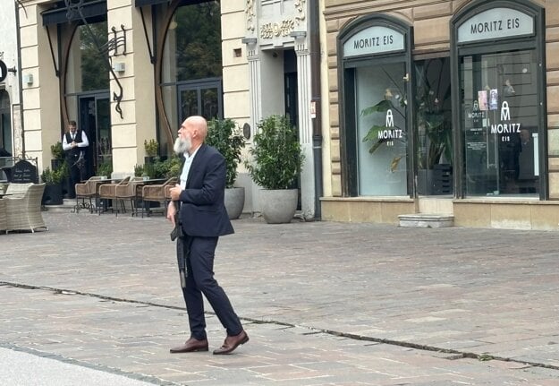 Ochrankár na Hlavnej ulici v Košiciach. (zdroj: Korzár/Jana Ogurčáková)