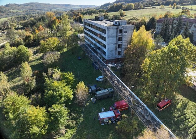 V areáli bývalých Slovenských lučobných závodov v Hnúšti. (zdroj: Polícia SR )