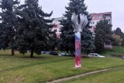 Bánovská samospráva nechala na podstavec Holubíc mieru namaľovať slovenský znak bez vedomosti autorovej dcéry.