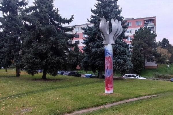Bánovská samospráva nechala na podstavec Holubíc mieru namaľovať slovenský znak bez vedomosti autorovej dcéry.