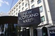 Pred budovou New Scotland Yard, sídlom londýnskej metropolitnej polície.