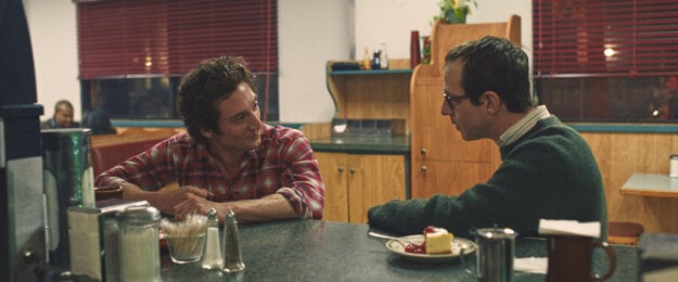 Jeremy Allen White ako Bruce Springsteen a Jeremy Strong ako manažér Jon Landau vo filme Springsteen: Vyveď ma z ničoty. (zdroj: IMDB)