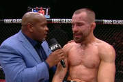 Daniel Cormier spovedá Kleina po zápase.