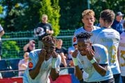 Radosť hráčov FC Petržalka po strelení gólu.