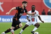 Hráč Trnavy Philip Azango a hráč Ružomberka Alexander Mojžiš počas zápasu 12. kola Niké ligy medzi MFK Ružomberok a FC Spartak Trnava.