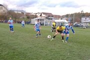 V zápase o honor jesenného majstra III. triedy ObFZ Žilina Trnové (v žltom) porazilo Krasňany 1:0.