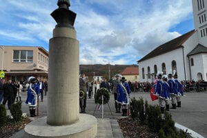 Kladenie vencov k pomníku Ľudovíta Štúra v Uhrovci 25. októbra 2025.