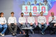 Zľava skokani na lyžiach Mária Kapustíková, Hektor Kapustík, lyžiari Andreas Žampa,  Adam Žampa, tréner slovenskej mužskej hokejovej reprezentácie Vladimír Országh a šéf slovenskej výpravy Roman Buče