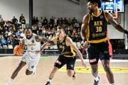 Rickey McGill (Levice), Dimitris Flionis a Chris Silva (obaja Atény) v zápase F-skupiny 3. kola skupinovej fázy LM v basketbale.