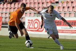 Ján Maslo (vľavo) z Ružomberka a Roman Procházka zo Spartaku v súboji o loptu.