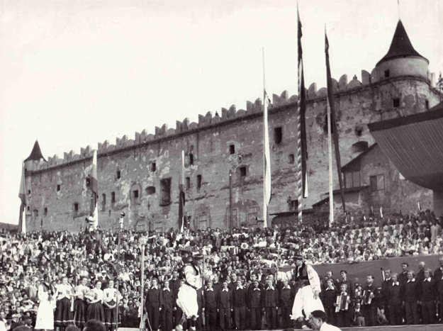 Pod Zvolenským zámkom mal SĽUK historicky prvé vystúpenie; pri 5. výročí SNP