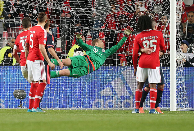 Brankár Bayernu Mníchov Manuel Neuer dostáva jeden z gólov na ihrisku Benficy Lisabon.
