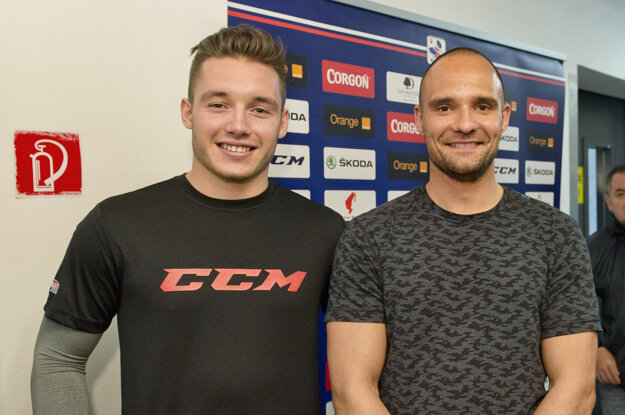 Andrej Sekera (vpravo) sa k reprezentácii pripojil s ďalším hráčom z NHL Markom Daňom.