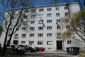 Prvý panelák v Československu dodnes stojí na Kmeťovom námestí pri vysokoškolskom internáte Bernolák.