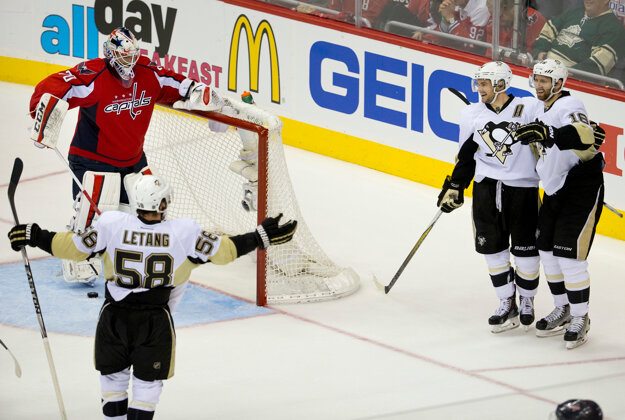 Pittsburgh oslavuje vyrovnanie semifinálovej série na 1:1.