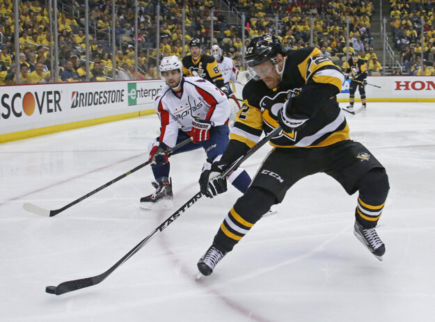 Patric Hörnqvist (s pukom pri hokejke) podáva v play off veľmi dobré výkony.