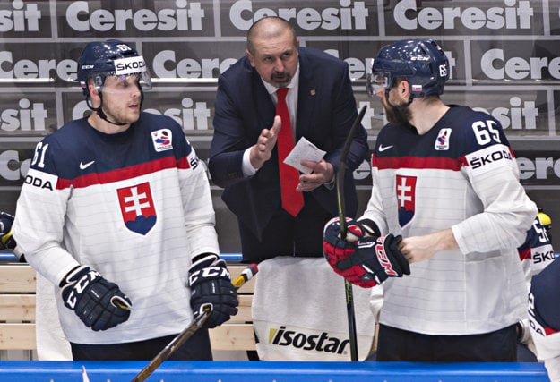 Zdeno Cíger zatiaľ zažíva na majstrovstvách sveta v Rusku úspešnú trénerskú premiéru na šampionáte.
