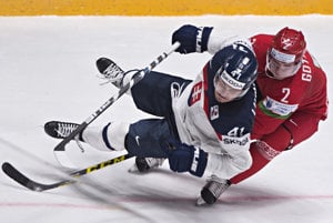 Patrik Lušňák (vľavo) padá po súboji s Kirillom Gotovecom.