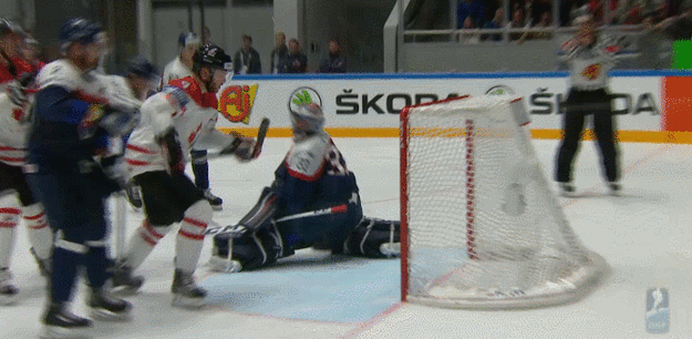 Taylor Hall strieľa tretí gól Kanady v zápase.