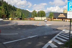 Platené parkovisko pred Kolibou.