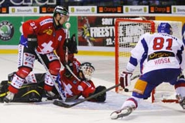 Marcel Hossa (v bielom) strelil tri sekundy pred koncom riadneho hracieho času víťazný gól do siete Švajčiarska. Brankár Marco Bührer a obranca Mathias Seger sa už len bezmocne pozerajú na puk v sieti. Zo zápasu Slovensko – Švajčiarsko 3:2.
