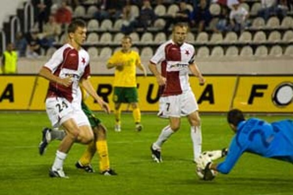Momentka z vlaňajška: Kuciak zachraňuje pred slavistami Necidom (vľavo) a Vlčekom.